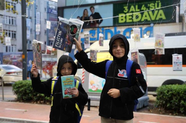 Kocaeli’de gelenek bozulmadı: Ağaçlar yine kitap açtı